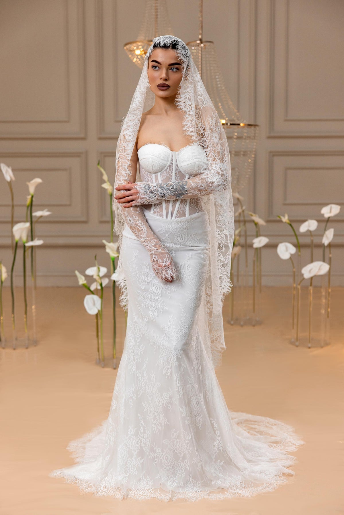 Cathedral Scalloped Lace Mantilla Veil